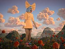 Мохнатые джунгли и психоделические танцы: альтер-эго Sia изменила черно-белому парику с конфетно-ярким в новом клипе