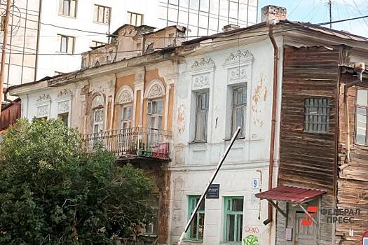 Разрушенный особняк возле элитного ТЦ в Екатеринбурге теряет статус памятника