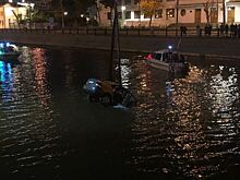 "Делимобиль" упал в реку в Москве и попал на видео