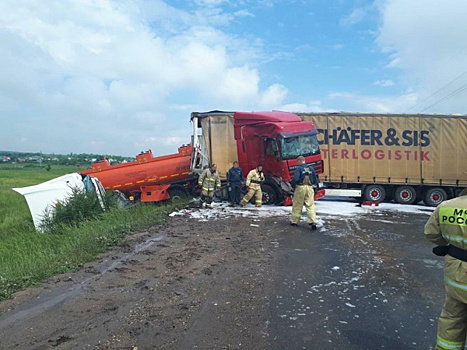 В Самарской области бензовоз столкнулся с грузовиком