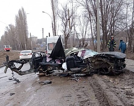 В Саратове «Kia» разорвало напополам при ударе о столб