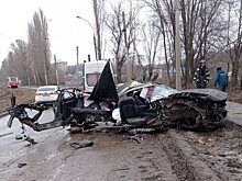 В Саратове «Kia» разорвало напополам при ударе о столб
