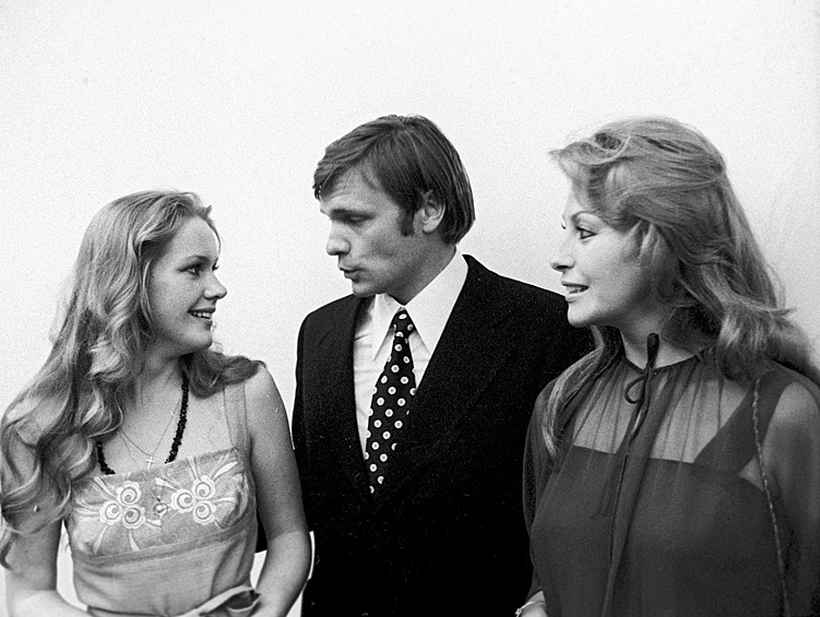 Советские актеры Елена Проклова (слева), Олег Видов и мексиканская актриса Фанни Кано - участники X Московского международного кинофестиваля, 1977