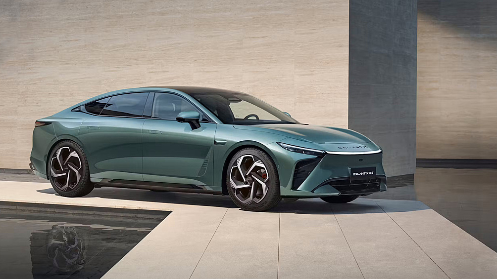 Exlantix объявил о старте продаж седана ES. Минимальная цена гибридной новинки составляет 5 990 000 рублей. Автомобиль оснащён 1,5-литровым турбомотором и двумя электродвигателями, выдающими в сумме 469 л.с. и 634 Н·м крутящего момента. Разгон до 100 км/ч занимает 4,6 секунды, а запас хода достигает 1 231 км (до 180 км на одном лишь электричестве). Ключевая особенность: гарантия на автомобиль. Она составляет 8 лет или 200 000 км, а на электрокомпоненты — 8 лет или 160 000 км.