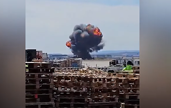 Истребитель F-18 ВВС Испании рухнул на авиабазе в Сарагосе