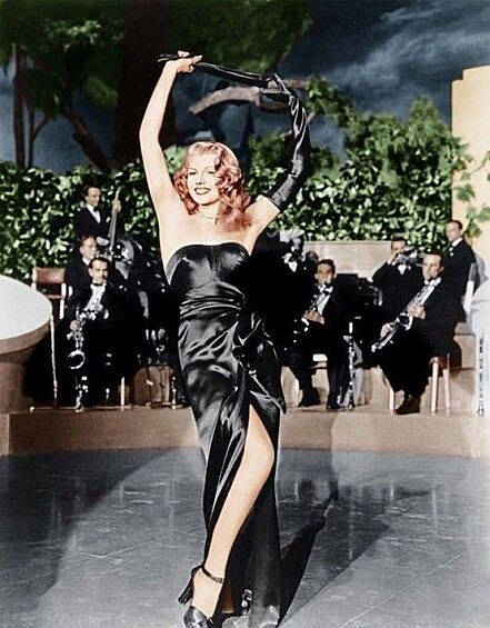 Образ Риты Хэйворт в фильме «Гильда» – один из самых известных в кино. Черное обтягивающее платье из атласа с бантом и откровенным разрезом было создано модельером Жаном Луи. Это был 1946 год, и откровенный танец героини даже окрестили «стриптизом». В знаменитой сцене Рита всего лишь медленно снимала перчатку, а мужчины уже сходили с ума от такой откровенности.