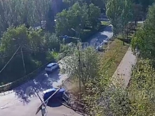Под Волгоградом иномарка протаранила забор после ДТП на перекрестке