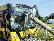 В Тольятти на Южном шоссе автобус протаранил столб