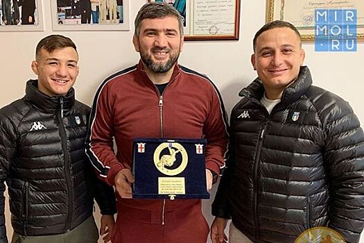 Федерация борьбы Сардинии вручила награду дагестанскому тренеру