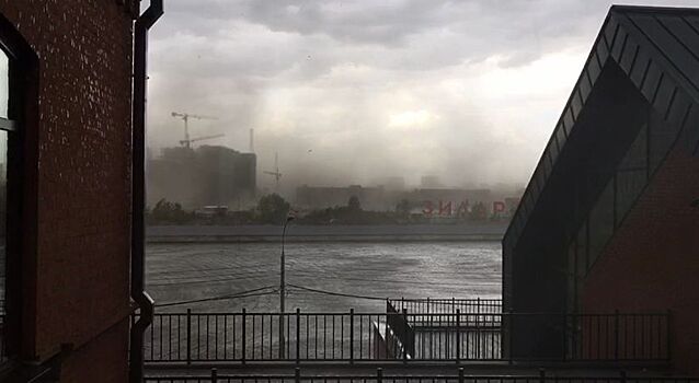 Видео: Ураган срывает крыши в Москве