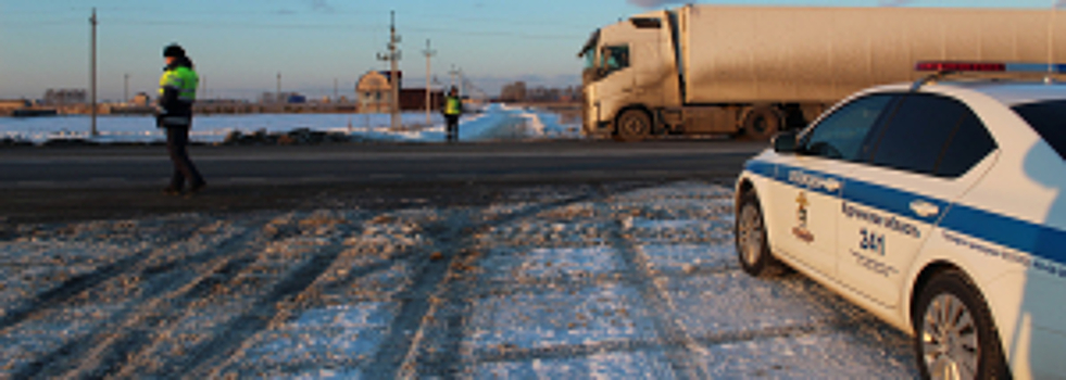 В Курганской области сотрудники ГИБДД вызволили из затора и сопроводили автомобиль с баллонами кислорода для пациентов инфекционной больницы