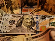 Средневзвешенный курс доллара составил 76,39 рубля