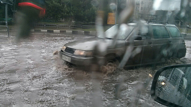 Дорожный коллапс на Стрелке. Ливень и ДТП блокировали движение транспорта