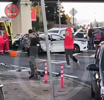 Мужчине зажало ноги после аварии в Сочи