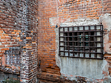 Под Новосибирском заключенный угрожал изнасиловать конвоира