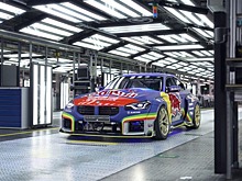 Пилот Red Bull Driftbrothers устроил дрифт внутри завода BMW