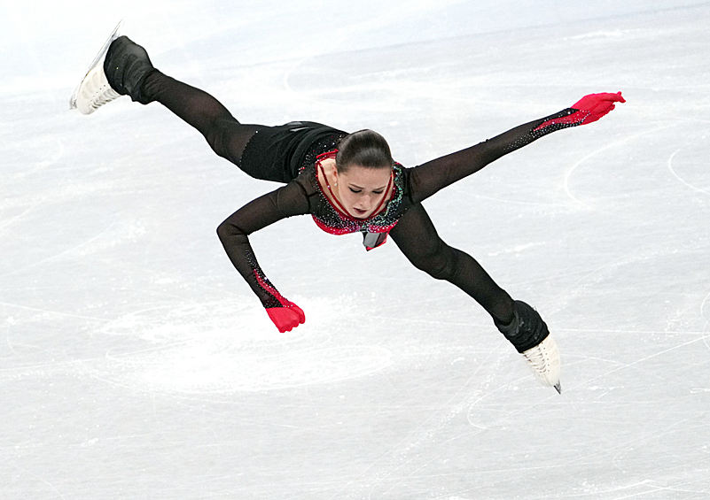 Камила Валиева выступает с произвольной программой в женском одиночном катании командных соревнований по фигурному катанию на XXIV зимних Олимпийских играх в Пекине