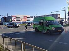 Маршрутка не уступила дорогу легковушке в Тюмени. Есть пострадавшие