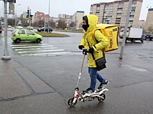 В Госдуме РФ предложили закрепить за курьерами "черепашью" скорость