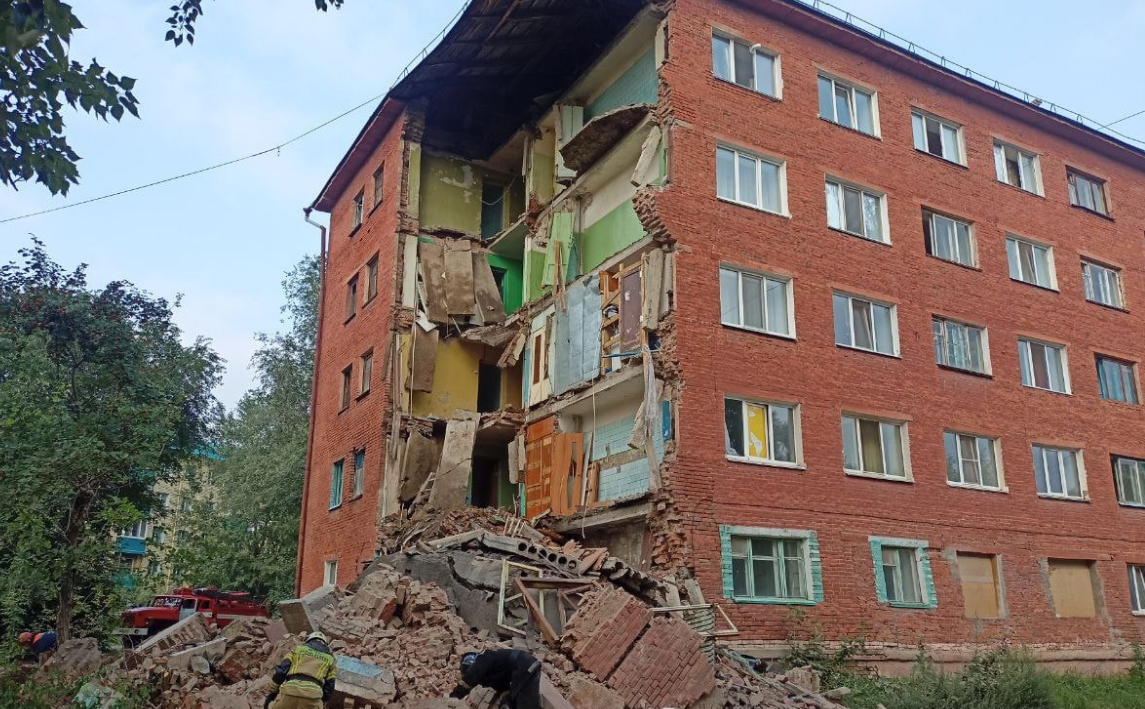 Обрушение дома на улице 20 партсъезда. Обрушение многоэтажного дома. Омске обрушение. 20 партсъезда обрушилась стена омск. Дом на партсъезда омск рухнул.