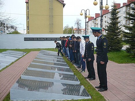 Таджики провели "Вахту памяти" на братской могиле в Калининграде