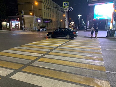 Поехал на «жёлтый»: в центре Калининграда 20-летняя девушка попала под колёса легковушки