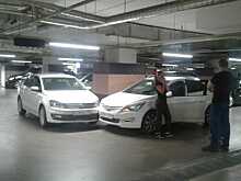 «Фольксваген» и «Хёндэ» не поделили дорогу на подземной парковке «Ауры»