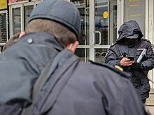 Полицейский с пистолетом в руке предупредил россиян о дистанции