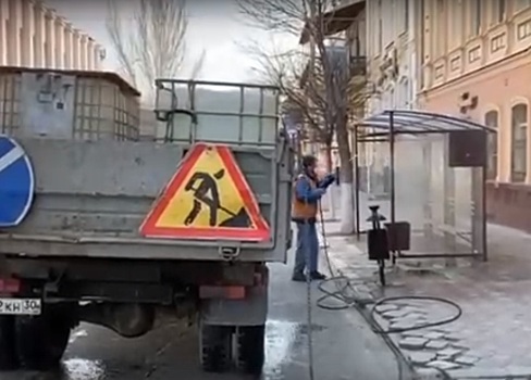 В Астрахани дезинфицируют леерные ограждения и остановки