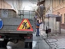 В Астрахани дезинфицируют леерные ограждения и остановки