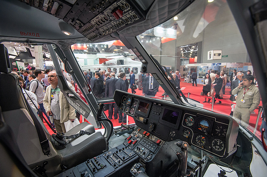 Выставка HeliRussia самый крупный профессиональный смотр в Европе и второй по величине в мире. На фото: кабина пилота вертолета "Ансан" на стенде "Вертолеты России".