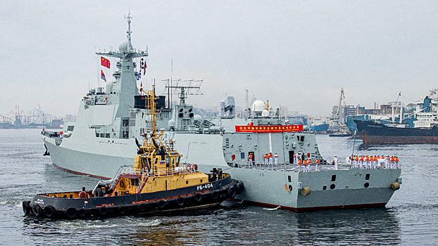 Два китайских военных корабля столкнулись в море во время погони