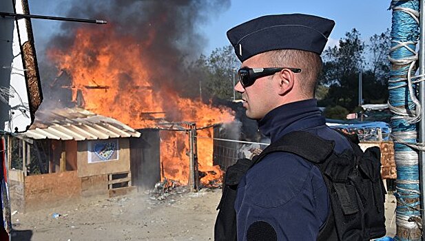 МВД Франции не допустит восстановления сгоревшего лагеря беженцев