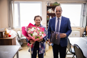 Председатель Думы Ханты-Мансийска Константин Пенчуков поздравил с 84-летием Галину Михайловну Визель