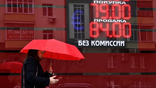 Хранящим сбережения в рублях россиянам дали совет