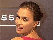 Ирина Шейк поразила поклонников откровенным нарядом на премии в Лондоне