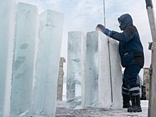 В Кемерове на Красном озере нарезают лёд для новогоднего городка