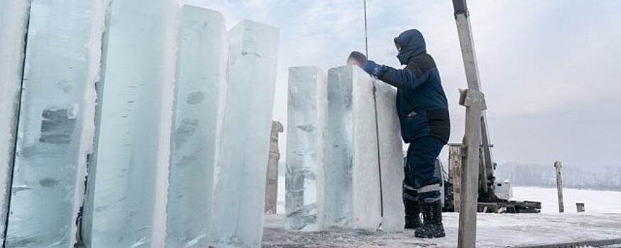 В Кемерове на Красном озере нарезают лёд для новогоднего городка