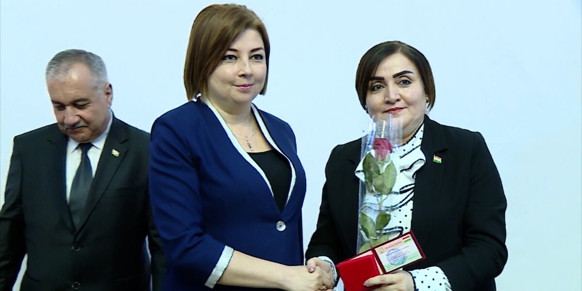 В День печати в Таджикистане наградили журналистов