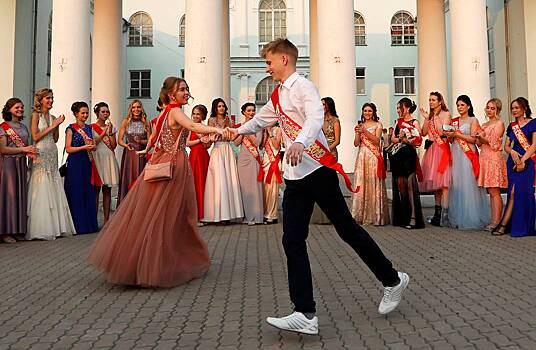 Россияне рассказали о выросших тратах на выпускной своих детей