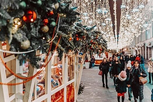Российские дизайнеры нарядили 30 елок на трех площадках фестиваля «Путешествие в Рождество»