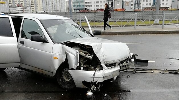Неизвестный на полном ходу протаранил бетонное ограждение в Санкт‐Петербурге