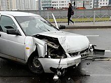 Неизвестный на полном ходу протаранил бетонное ограждение в Санкт‐Петербурге