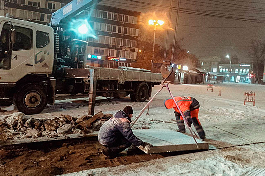 По поручению мэра Руслана Болотова: в Иркутске меняют деформированные железобетонные плиты, уложенные на трамвайных путях