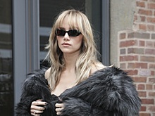 Жена Роберта Паттинсона появилась на показе в экстремально коротком наряде