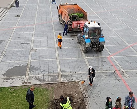 Из центра Екатеринбурга убрали гигантскую зелёную руку, на которой фотографировались горожане