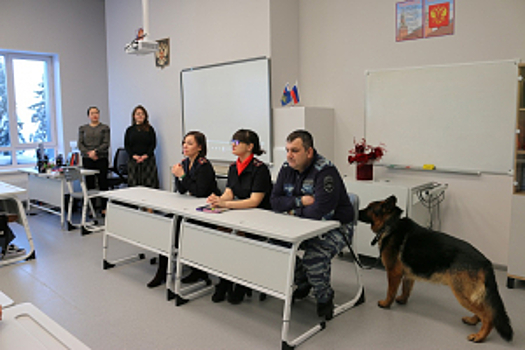 В Ханты-Мансийске в рамках акции «Студенческий десант» сотрудники полиции рассказали студентам о службе в органах внутренних дел