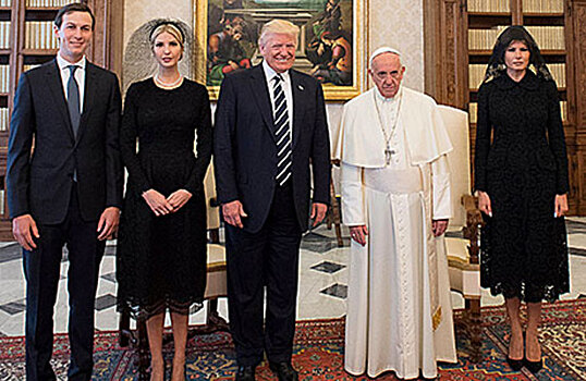 Чету Трампов прозвали «семейкой Аддамс» из-за странных нарядов у Папы Римского