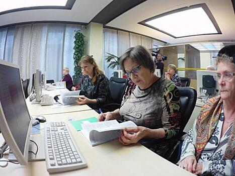 Ямальских ветеранов учат прикреплять фото в «Одноклассниках» и пользоваться госуслугами