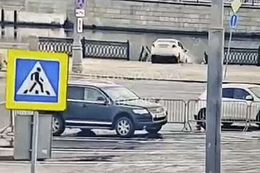 В Москве на видео попало, как доставали автомобиль, упавший в Москву-реку